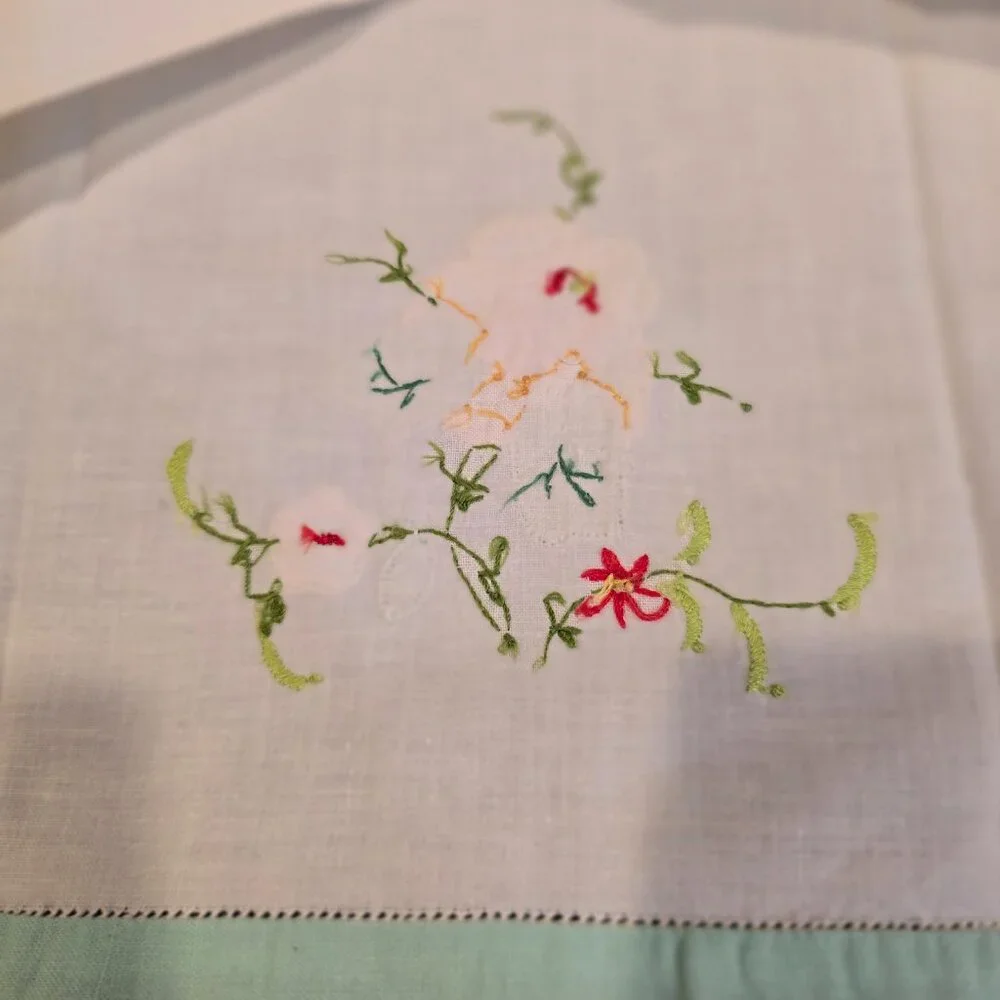 Hand Towels Set of 2 Linen Floral Applique Embroidery White Blue Pink 1950s MCM